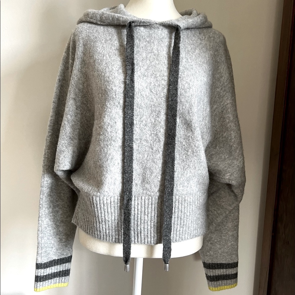 Pringle of Scotland x HM wool blend sweatshirt in grey. Size M.